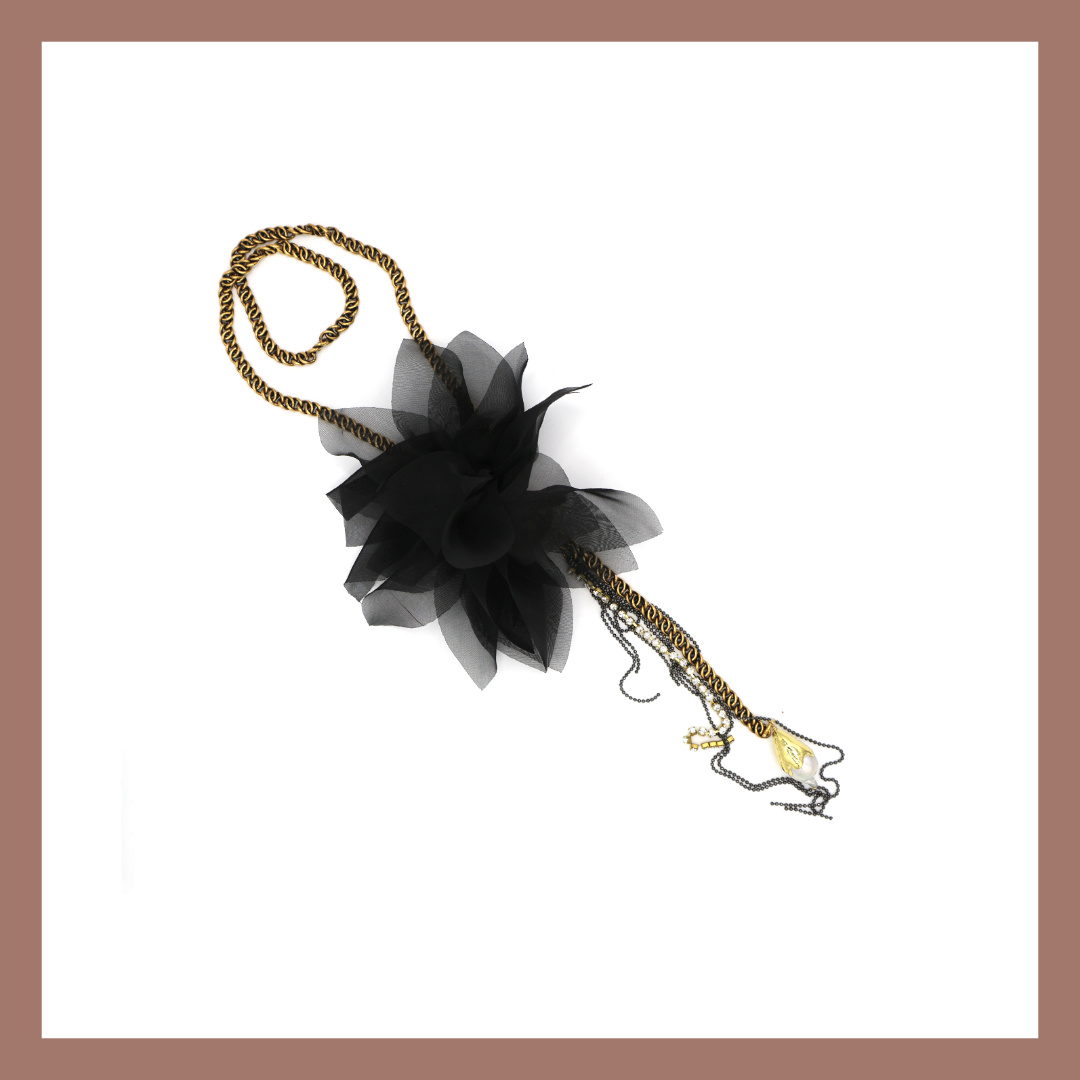 Collana oro antico e fiore organza nero