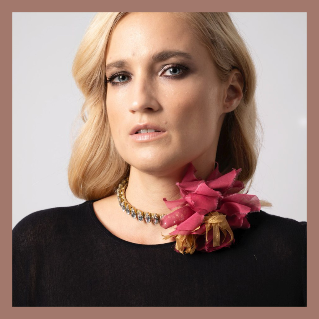 Collarino camelia e strass baguette